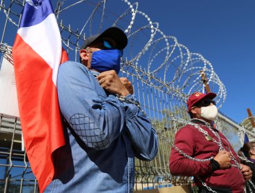 Trabajadores de Chuquicamata se encadenan a edificio de Codelco tras denunciar maltratos y abusos laborales