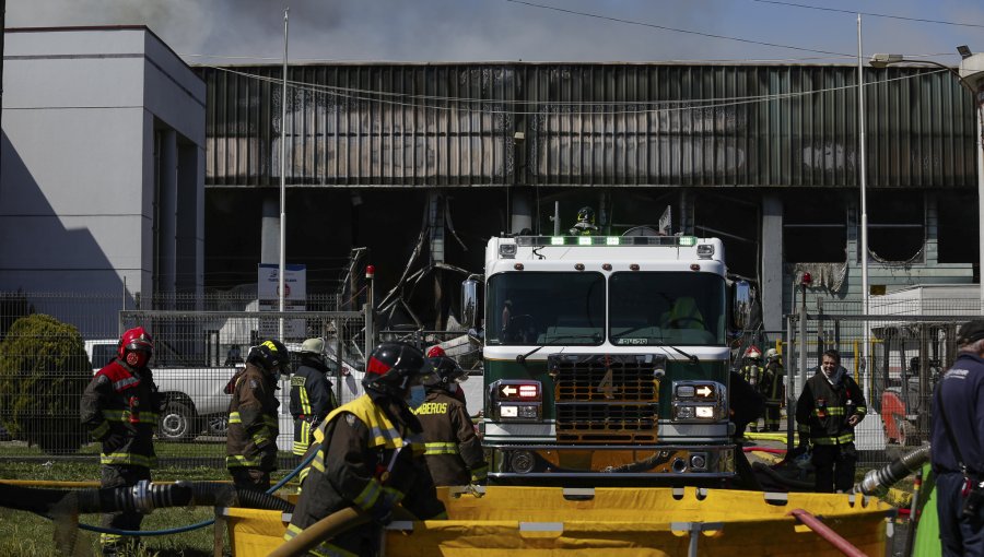 Alerta en Talcahuano: Temen que incendio en pesquera Camanchaca pueda generar emergencia con amoníaco