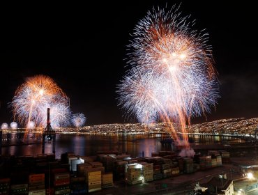 Alcaldes de Valparaíso, Viña del Mar y Concón evaluarán factibilidad del show pirotécnico de Año Nuevo en el Mar