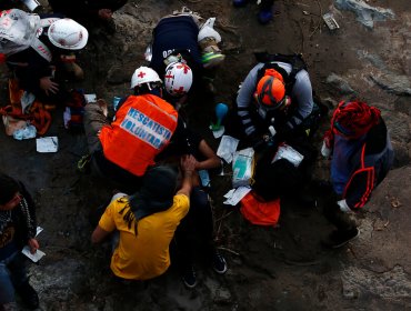 Manifestante cayó al lecho del río Mapocho en medio de protestas en plaza Baquedano