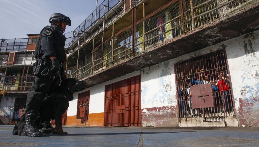 Contraloría detecta fallas en condiciones laborales de gendarmes del penal Santiago Sur