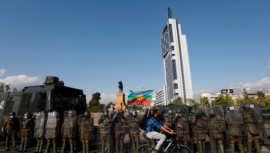 Manifestación deriva en enfrentamientos y cortes de tránsito en inmediaciones de plaza Baquedano