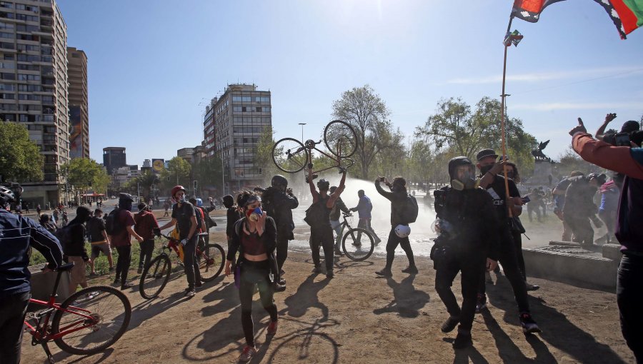 Cientos de personas vuelven a manifestarse en Plaza Baquedano