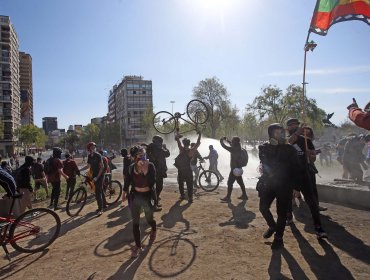 Cientos de personas vuelven a manifestarse en Plaza Baquedano