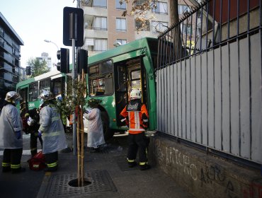 Choque de buses en Santiago Centro termina con vehículo estrellado en el Liceo Nº1