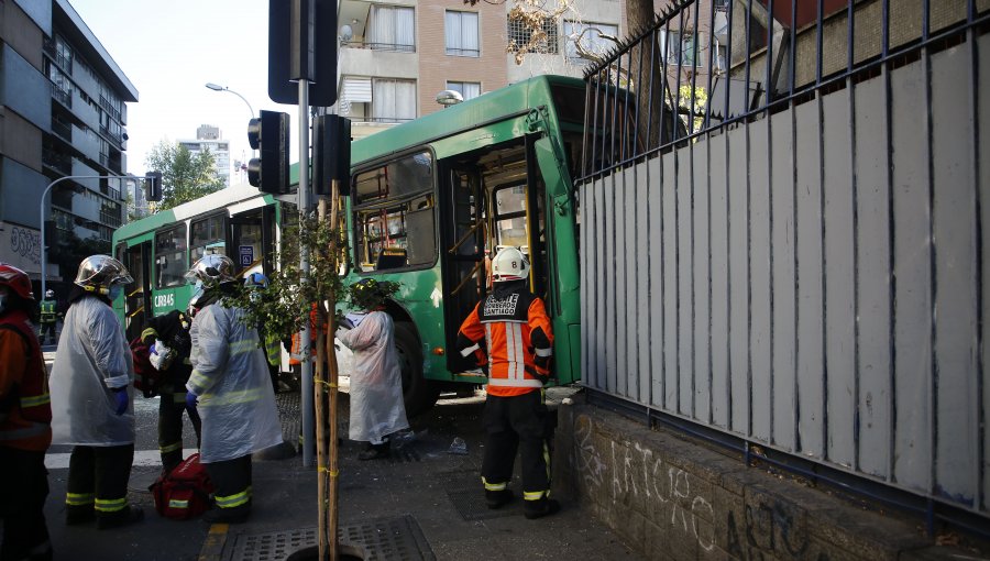 Choque de buses en Santiago Centro termina con vehículo estrellado en el Liceo Nº1