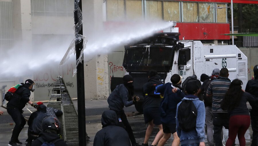 Al menos 19 detenidos por desórdenes públicos dejan manifestaciones en Baquedano y Estación Central