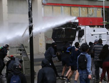 Al menos 19 detenidos por desórdenes públicos dejan manifestaciones en Baquedano y Estación Central