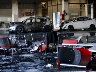 Cuatro vehículos resultaron destruidos tras atentado incendiario a automotora de Concepción