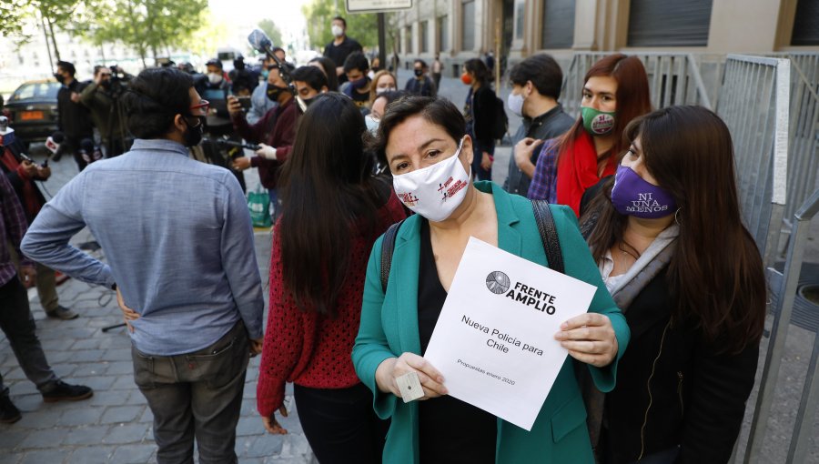 Frente Amplio exige la renuncia del general Rozas y una intervención civil en Carabineros