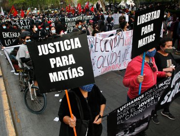 Manifestación en plaza Italia genera enfrentamientos, cortes de tránsito y cierre de accesos a estación Baquedano