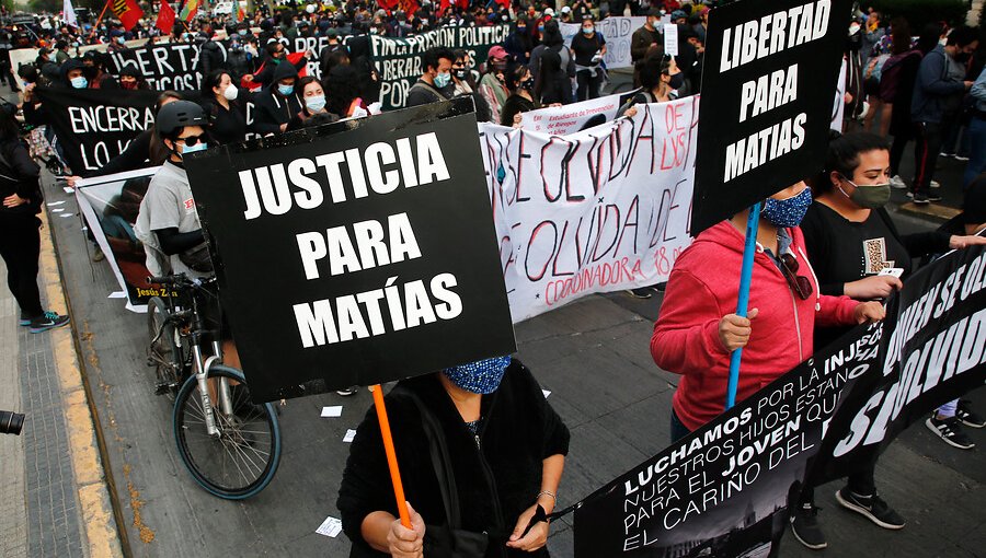 Manifestación en plaza Italia genera enfrentamientos, cortes de tránsito y cierre de accesos a estación Baquedano