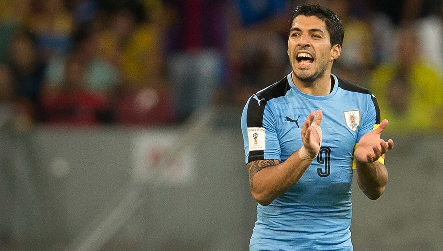 Luis Suárez arribó a Uruguay y recordó la noche en que le hizo cuatro goles a la Roja