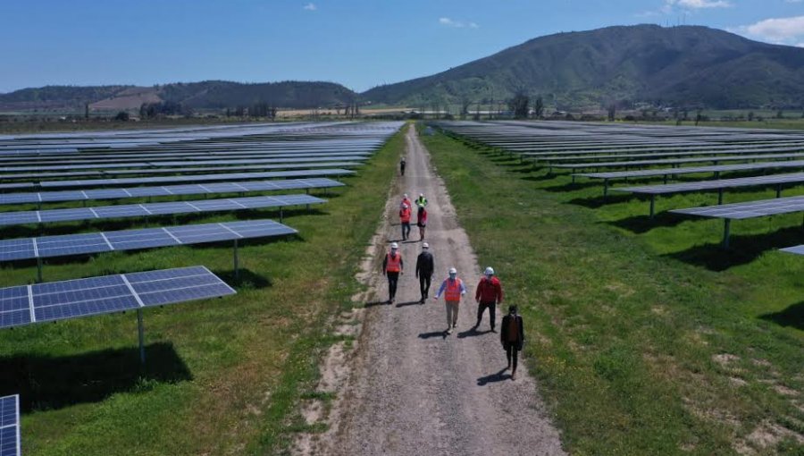 Parque fotovoltaico que abastece de energía a 9 mil hogares promete ser pilar de la recuperación económica de Valparaíso