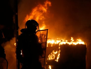 Manifestantes encendieron barricadas y atacaron comisaría de Puente Alto: un carabinero lesionado