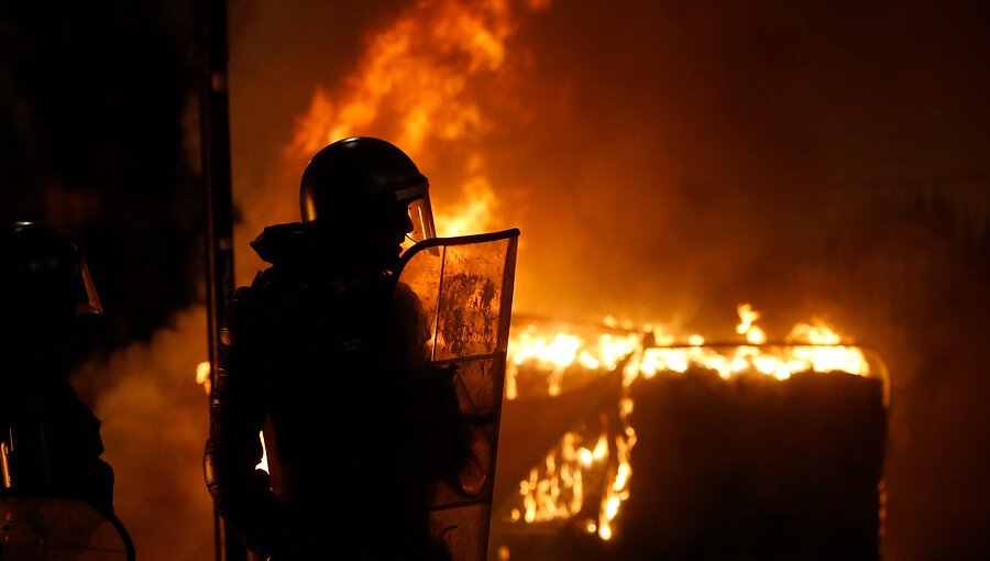 Manifestantes encendieron barricadas y atacaron comisaría de Puente Alto: un carabinero lesionado