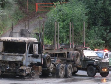 Nuevo atentado en Contulmo: Quemaron seis camiones y dos grúas en faena forestal