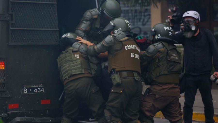 En prisión preventiva quedaron dos carabineros formalizados por el delito de torturas en comisaría de Peñalolén