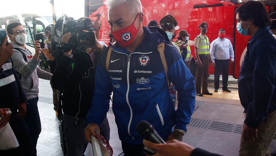 La Roja arribó a Montevideo para afrontar el duelo contra Uruguay por Clasificatorias