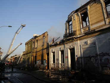 En riesgo de derrumbe quedaron casonas destruidas por incendio en barrio Brasil