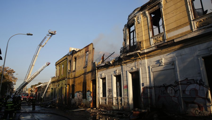 En riesgo de derrumbe quedaron casonas destruidas por incendio en barrio Brasil