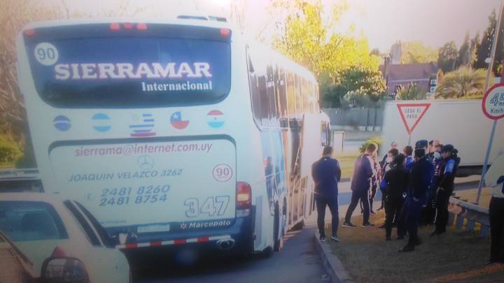 Bus que trasladaba al equipo técnico y médico de la Roja rumbo al Centenario quedó 'en panne'