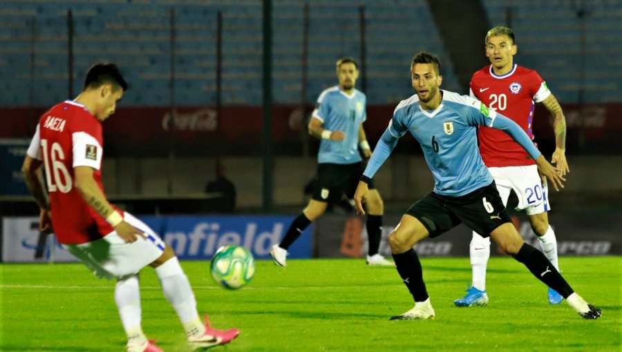 Contra todos: La selección chilena pierde en su debut ante Uruguay con polémico arbitraje