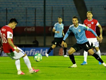 Contra todos: La selección chilena pierde en su debut ante Uruguay con polémico arbitraje