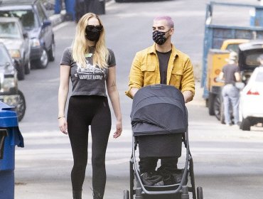 Captan a Joe Jonas y Sophie Turner en el primer paseo con su hija Willa