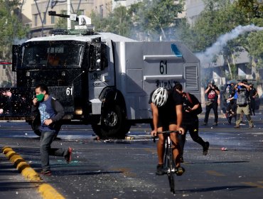 Metro cierra estaciones Baquedano y Universidad Católica por disturbios en el exterior