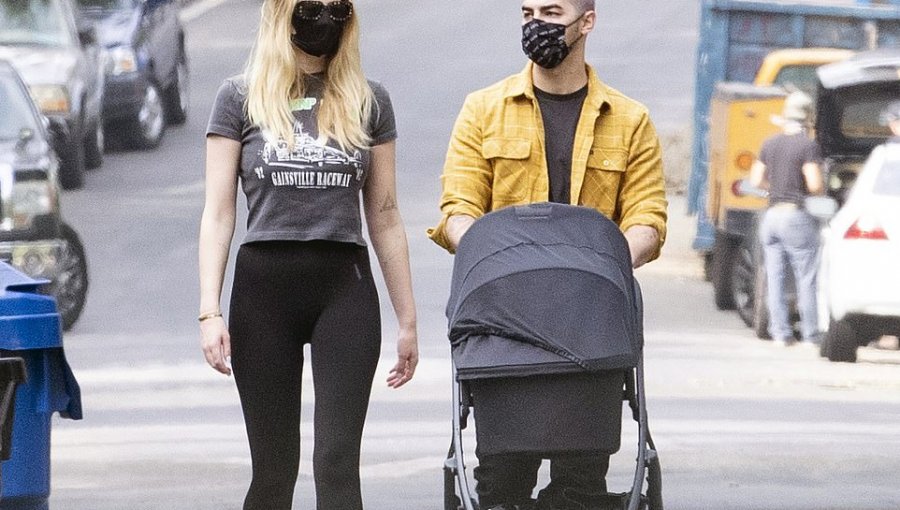 Captan a Joe Jonas y Sophie Turner en el primer paseo con su hija Willa