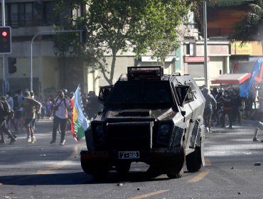 Cerca de 300 manifestantes se "tomaron" plaza Baquedano: bus del Transantiago fue atacado