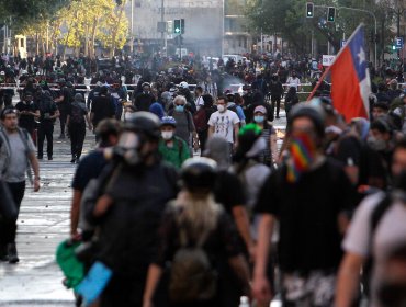 Destrozos, quema de buses y seis detenidos deja manifestación en inmediaciones de plaza Baquedano