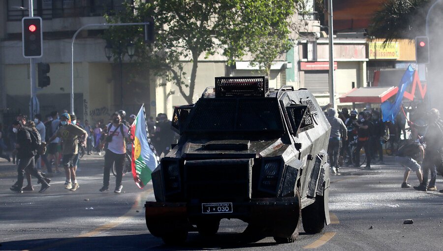 Cerca de 300 manifestantes se "tomaron" plaza Baquedano: bus del Transantiago fue atacado