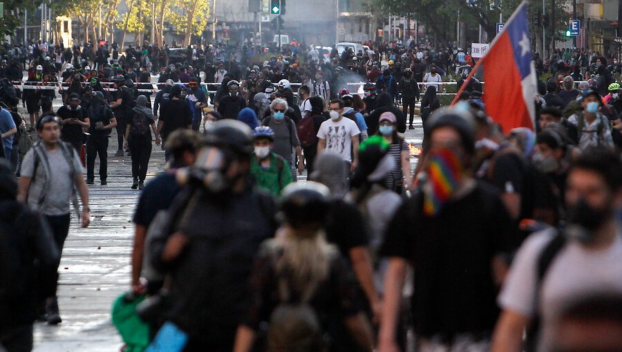 Destrozos, quema de buses y seis detenidos deja manifestación en inmediaciones de plaza Baquedano