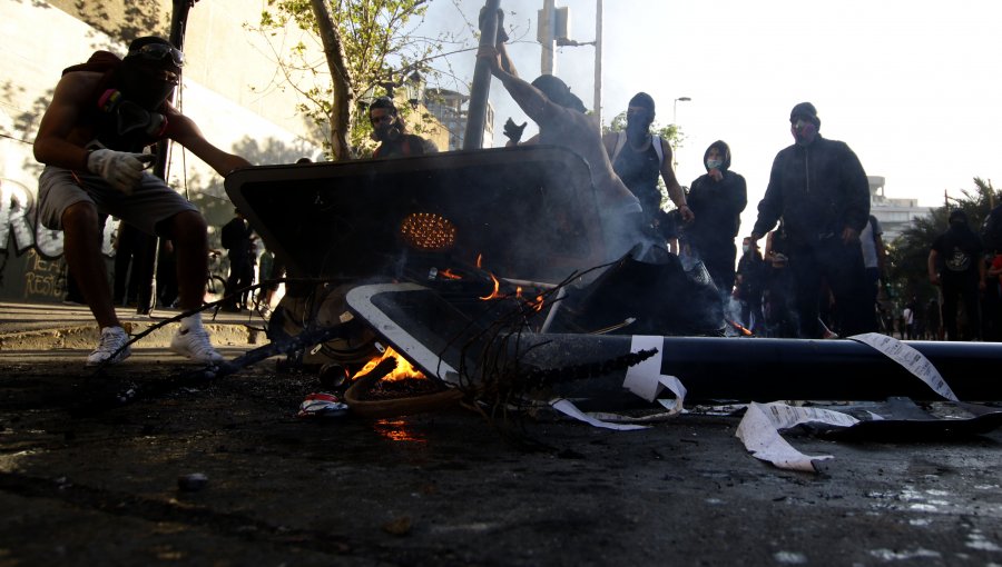 El día más violento desde el inicio de la pandemia: Santiago, Antofagasta y Atacama dejo un saldo de detenidos y millonarios destrozos