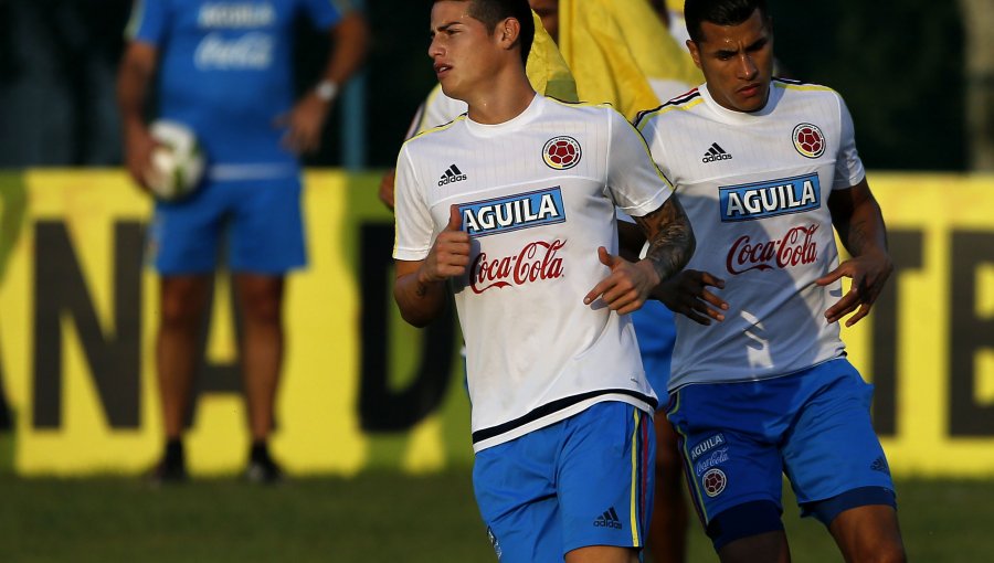 La selección colombiana se embarcó hacia Chile para enfrentar a la Roja