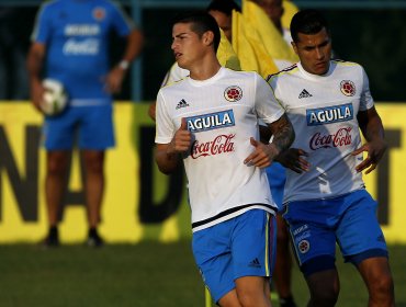 La selección colombiana se embarcó hacia Chile para enfrentar a la Roja