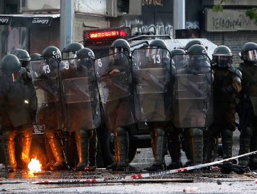 Al menos 100 personas atacan con "fierros, palos y piedras" la comisaría Puente Alto