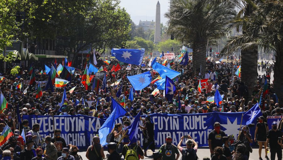 Plaza Baquedano: Con 14 detenidos y violentos incidentes terminó marcha por pueblos originarios