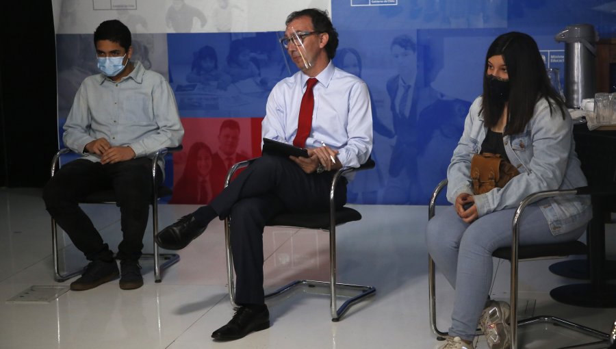 Ministro de Educación se reúne con estudiantes de 4° Medio para evaluar posible regreso a clases