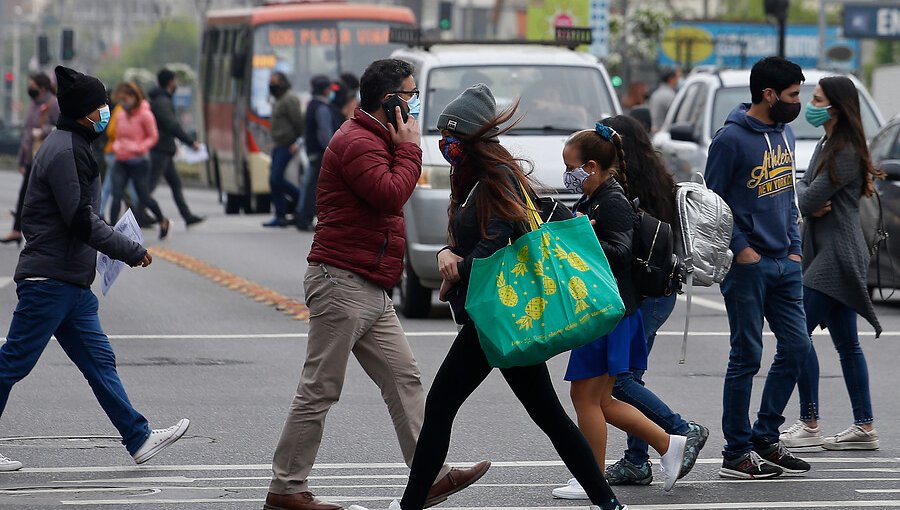 Trámites y caminatas: así ha sido el paso a «Transición» en las calles de Valparaíso y Viña del Mar