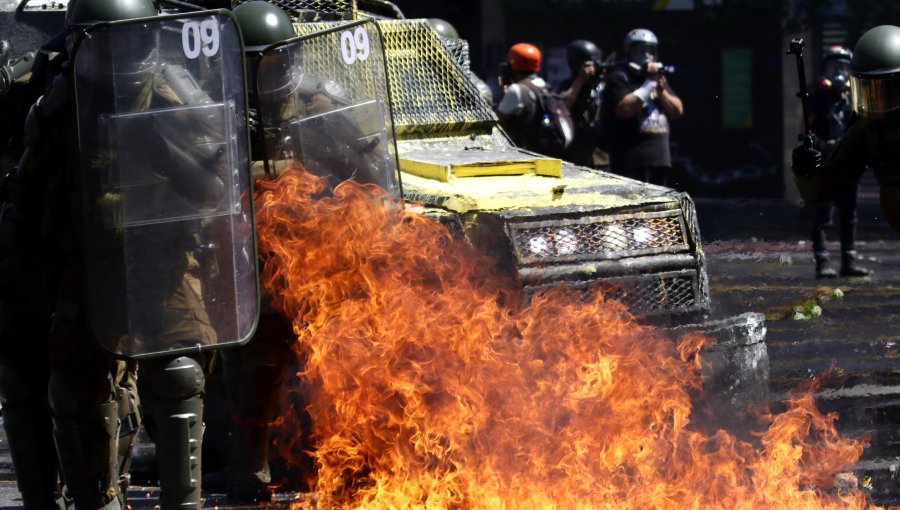 Cinco carabineros lesionados en siete manifestaciones en jornada del 12 de octubre