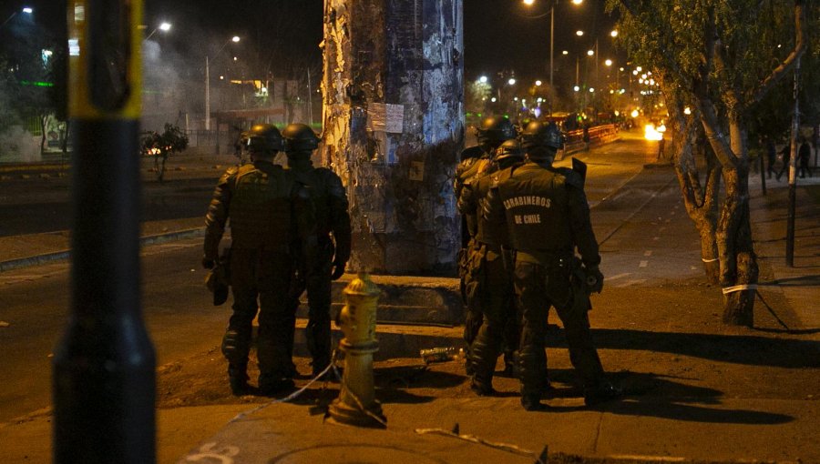 Grave se encuentra carabinero que fue herido por una de las bombas molotov lanzadas a Subcomisaría de Peñalolén