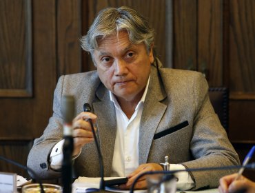 Senador Navarro denuncia a abogados de Piñera y Mañalich por “amenazas” a testigos