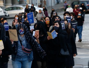 «LasTesis» lanzaron al mar la Constitución en performance desarrollada en el Muelle Prat de Valparaíso