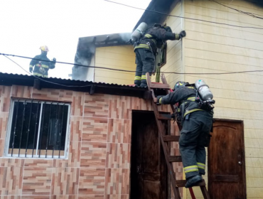 Un lesionado y diversos daños deja un incendio estructural en el cerro Los Placeres de Valparaíso