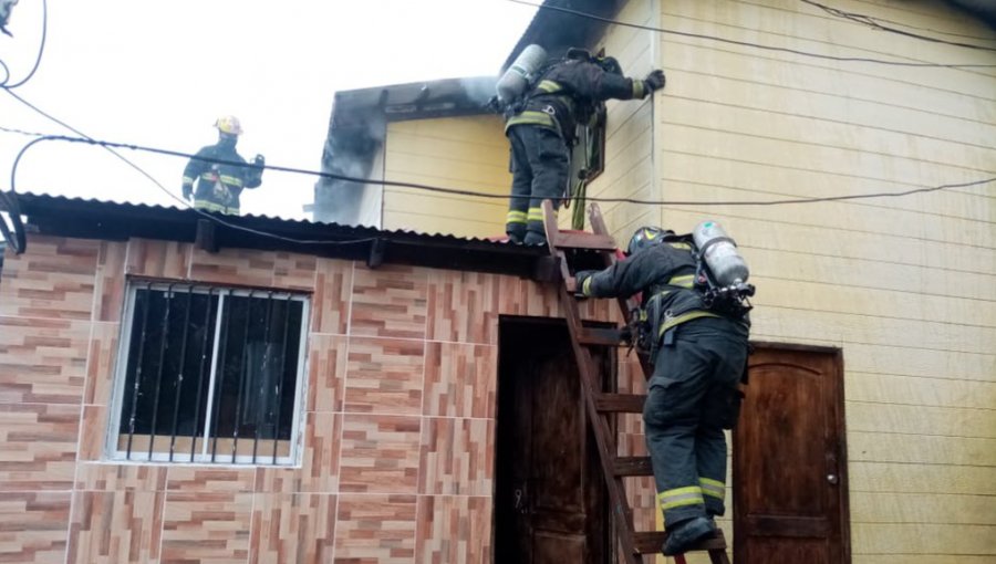 Un lesionado y diversos daños deja un incendio estructural en el cerro Los Placeres de Valparaíso