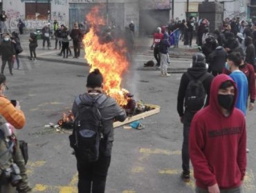 Barricadas y desórdenes se registraron en la plaza Aníbal Pinto de Valparaíso: hay tres detenidos