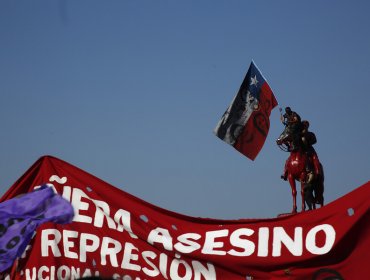 Nueva jornada de incidentes en plaza Italia: manifestantes pintaron de rojo la estatua del general Baquedano